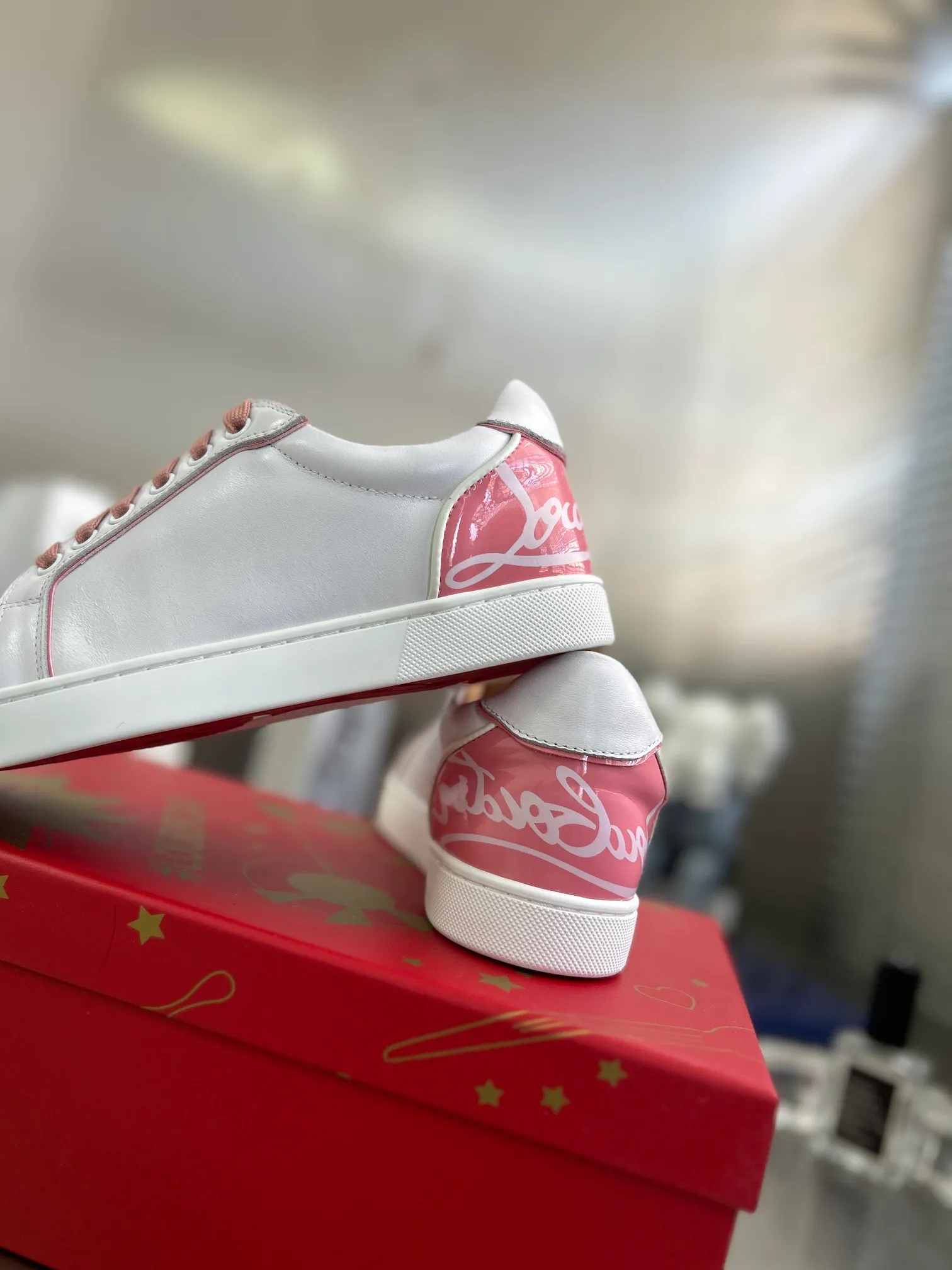 👟👟Ex-factory price 680👟👟 ╔Low-top back printed pink and white model╗ ·Top version customization·²⁰²²𝐬𝐬 𝑪𝒉𝒓𝒊𝒔𝒕𝒊𝒂𝒏 𝑳𝒐𝒖𝒃𝒐𝒖𝒕𝒊𝒏 ▪️No matter the last shape, fabric, diamonds, nails, lining, outsole, they are as close as possible to ZP... ▪️The original sole is specially provided by the original factory ▪️The lining is imported water-dyed cowhide ▪️Private customization time is about 3-7 days —————— Size: Women's 35M-41M Men's 38M-47M, half size can be customized